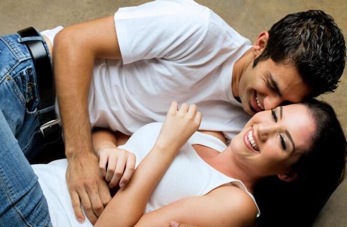 Mężczyzna podnieca się, dotykając dziewczyny